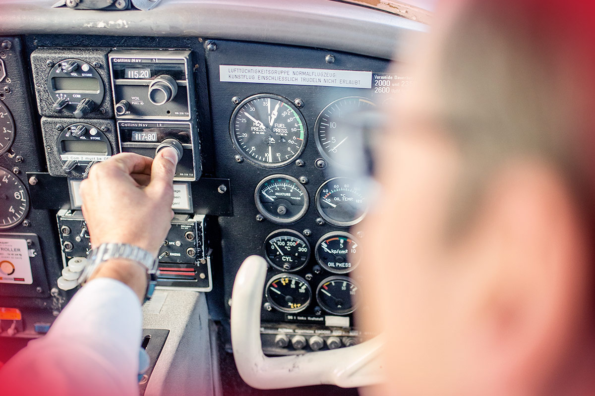 Pilot im Cockpit (Foto)